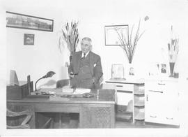 Dr André Bigué dans son cabinet.