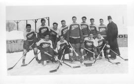 Hockey : équipe de l&#039;école St-Viateur sur la patinoire extérieure, avec trophée. (2/2)
