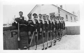 Hockey : équipe de l&#039;école St-Viateur sur la patinoire extérieure, avec trophée. (1/2)